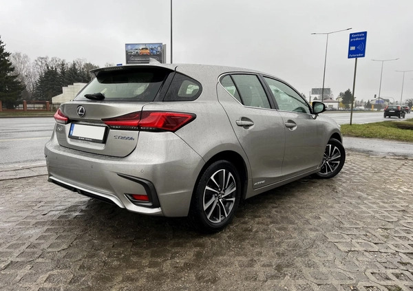 Lexus CT cena 77900 przebieg: 130000, rok produkcji 2018 z Bełchatów małe 191